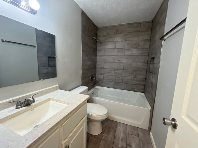 Building Photo - 32 Georgian Cv