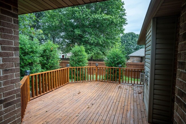 Building Photo - BEAUTIFUL FULLY FENCED HOME IN NIXA SCHOOL...