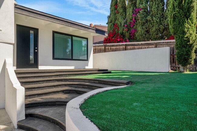 Foto del edificio - Updated three bed two bath house in Thousand Oaks with attached garage