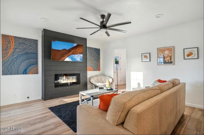 Foto del edificio - 8302 E Windsor Ave