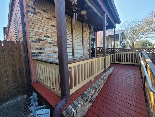 Foto del edificio - 2 bedroom / 2 bath plus bonus room and garage