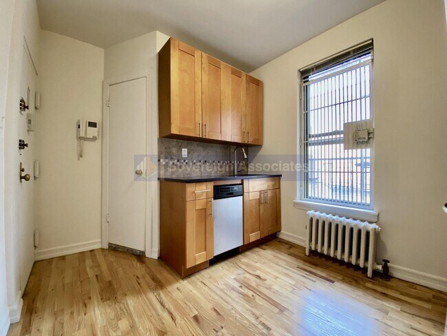 Building Photo - 401 E 68th St