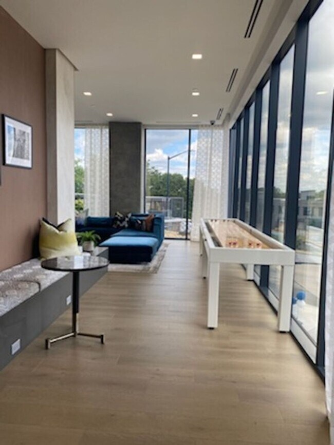Foto del edificio - High Rise Condo Living at Its Best!!!!