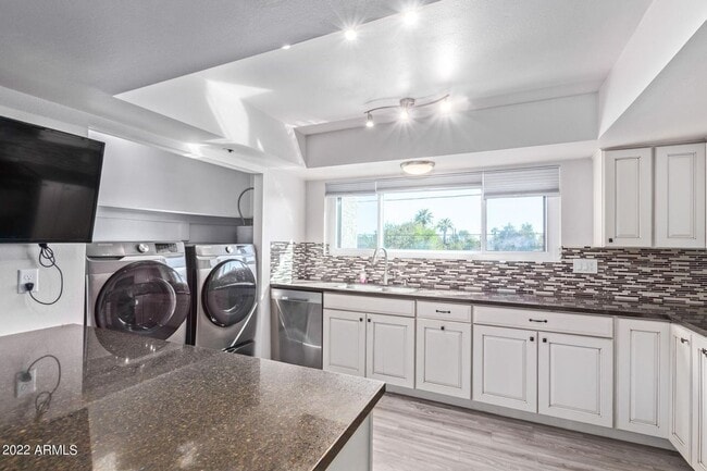 Building Photo - Charming 2 Bed 2 Bath Townhome near Downto...