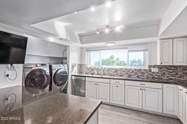 Foto del edificio - Charming 2 Bed 2 Bath Townhome near Downto...