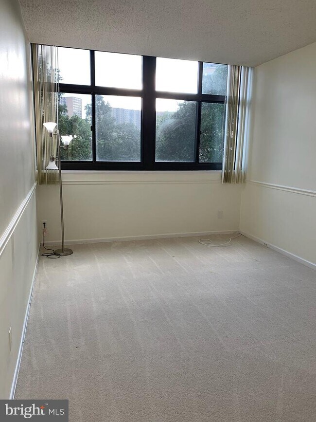 Foto del edificio - 5911 Edsall Rd