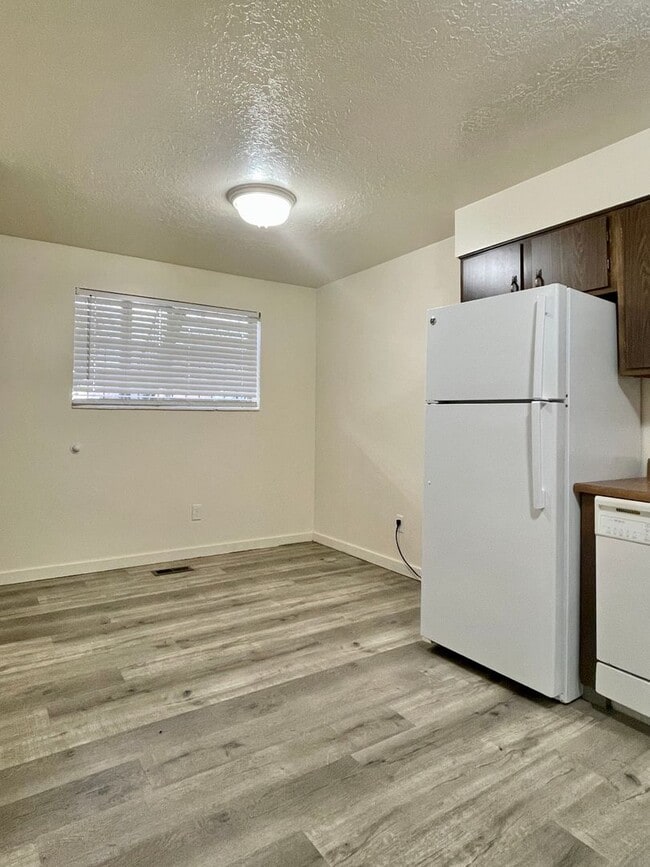 Building Photo - 188 N Pingree Ave