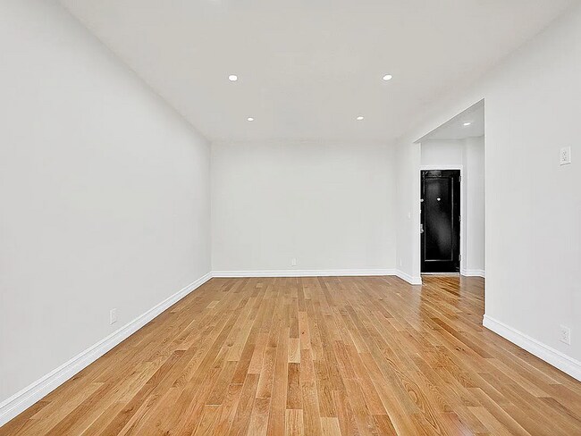 Foto del edificio - 7101 Shore Rd