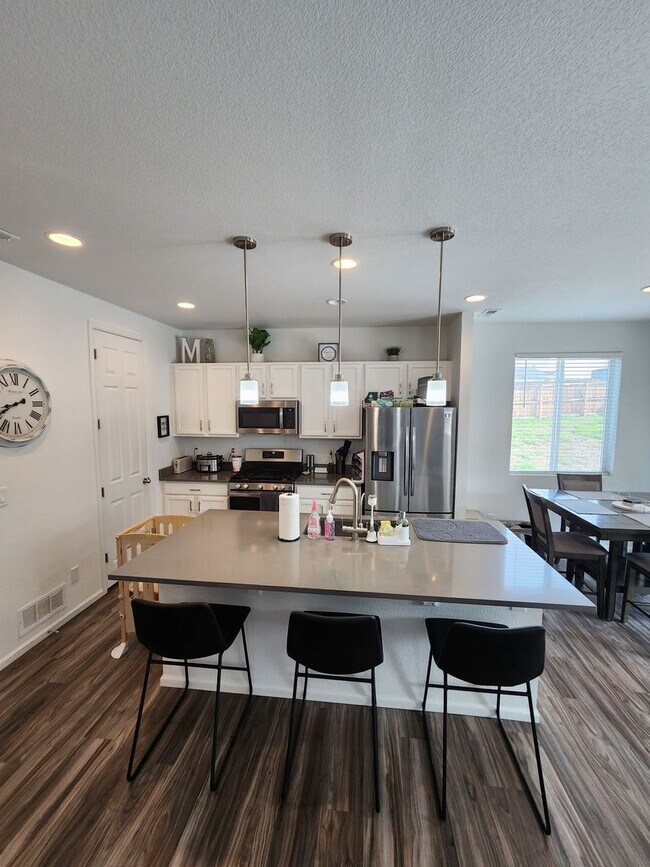 Foto del edificio - Beautiful 3-Bed, 3-Bath Home on a Spacious...