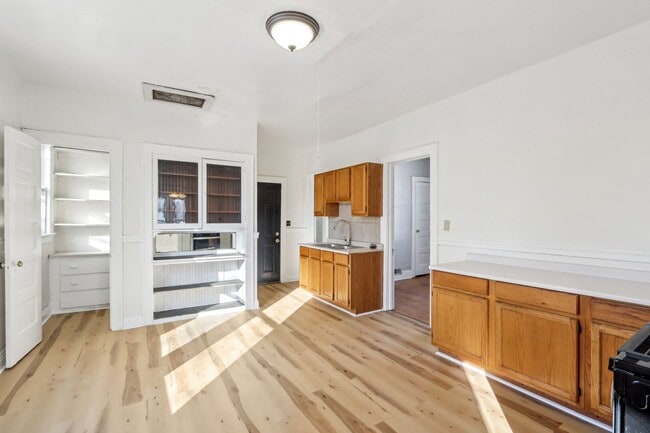 Foto del edificio - 2 bed 1 bath apartment newly remodeled, lo...