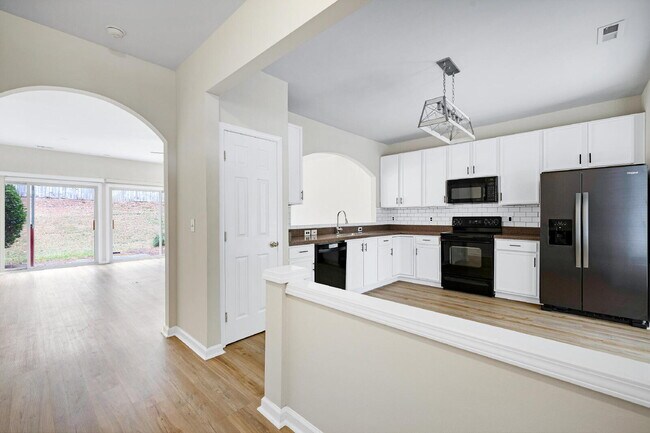 Photo - 812 Walnut Woods Dr Apartment