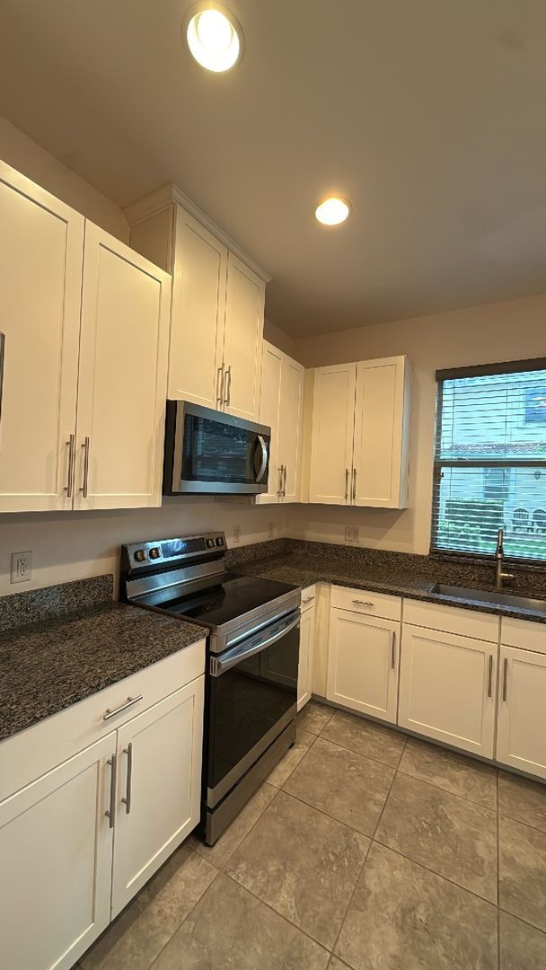 Building Photo - Eagle Creek three bedroom, 2 and half bath...