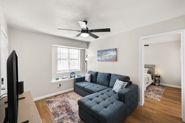 Foto del edificio - 1700 Crestpoint Dr