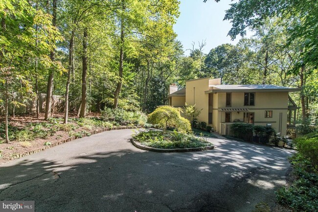 Building Photo - 1325 Darnall Dr