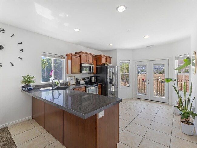 Building Photo - 114 E Bella Monte Dr