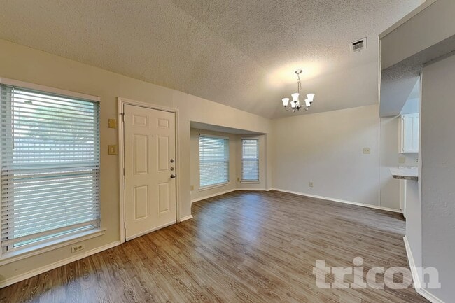 Building Photo - 2851 Linden Ln