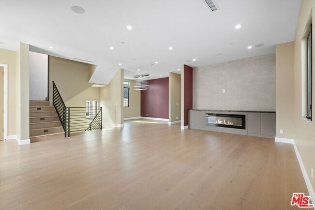 Building Photo - 211 S Irena Ave