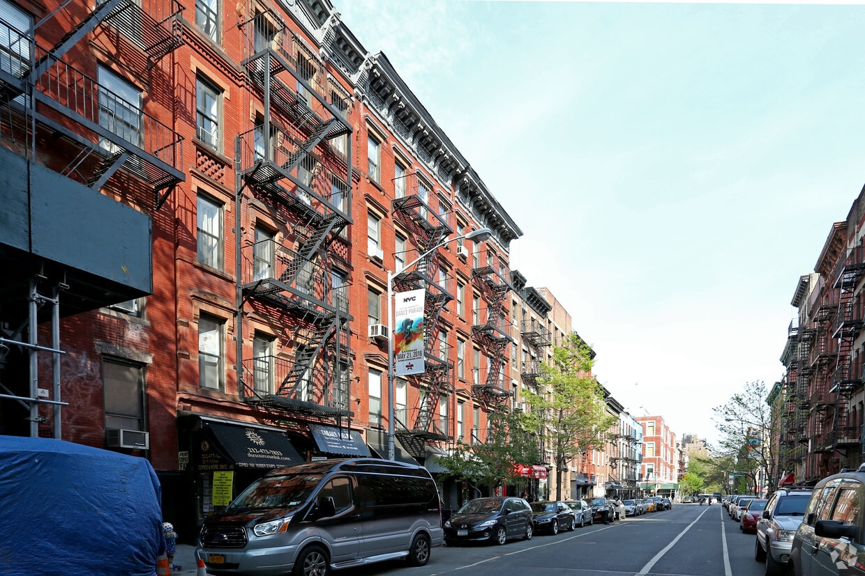 Building Photo - 333 E 9th St