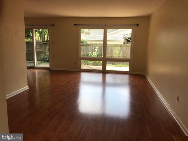 Foto del edificio - 1724 Burning Tree Dr