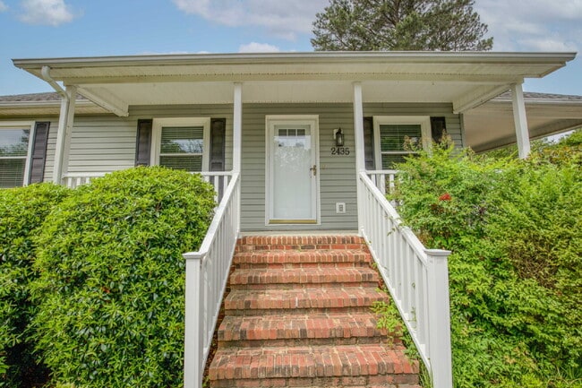 Building Photo - "Charming 3-Bedroom Home in Pinehurst with...