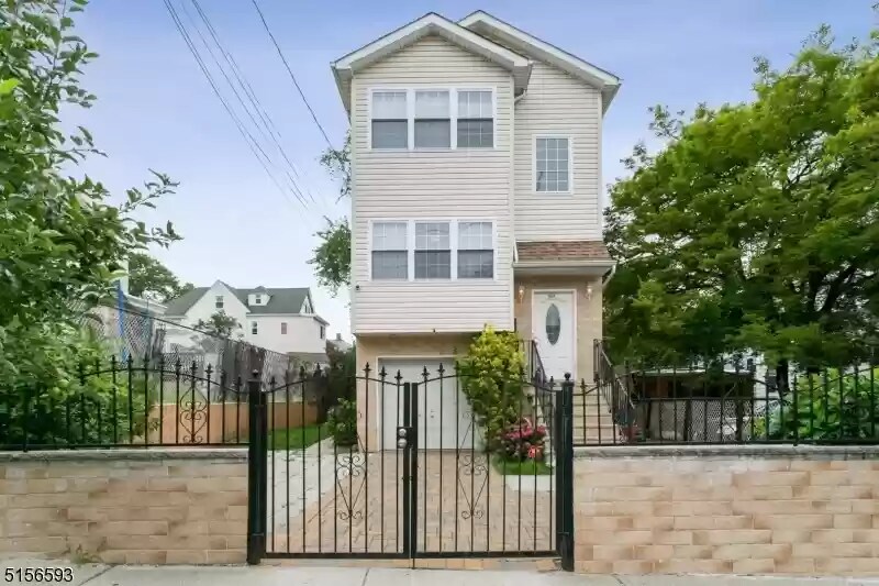 Primary Photo - 553 E 26th St