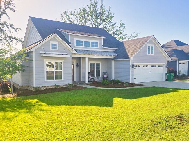 Foto del edificio - Spacious 4BR/3BA Home with Open Floor Plan, Screened Porch & Fenced Backyard