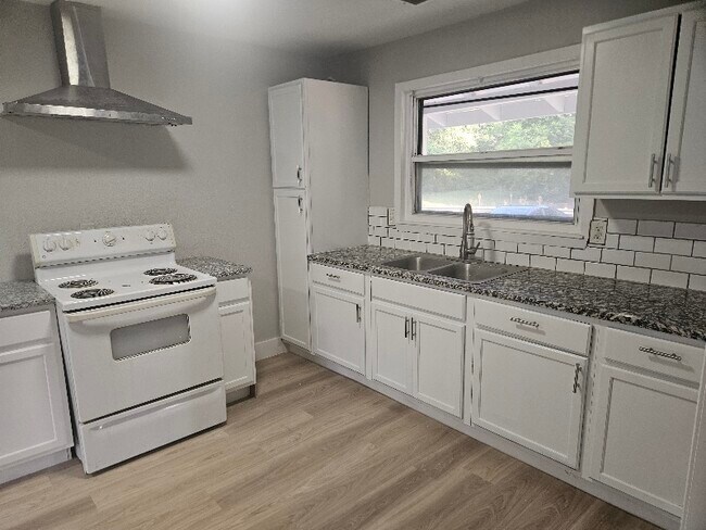 Building Photo - 1108 Raney Dr