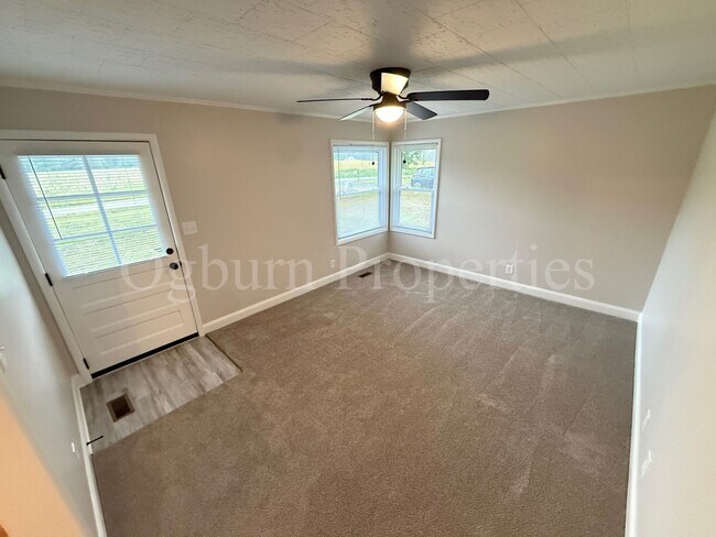 Foto del edificio - 204 Willow Creek Rd