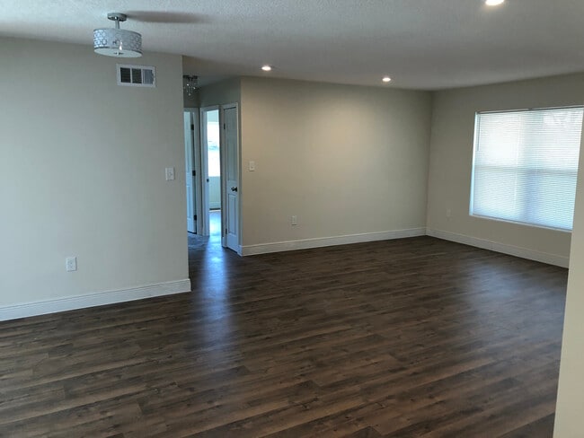 Building Photo - 10410 Azalea Dr