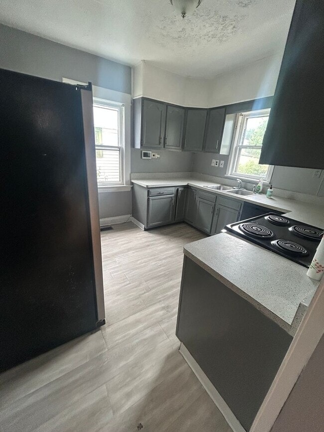 Building Photo - SECTION 8 READY!!