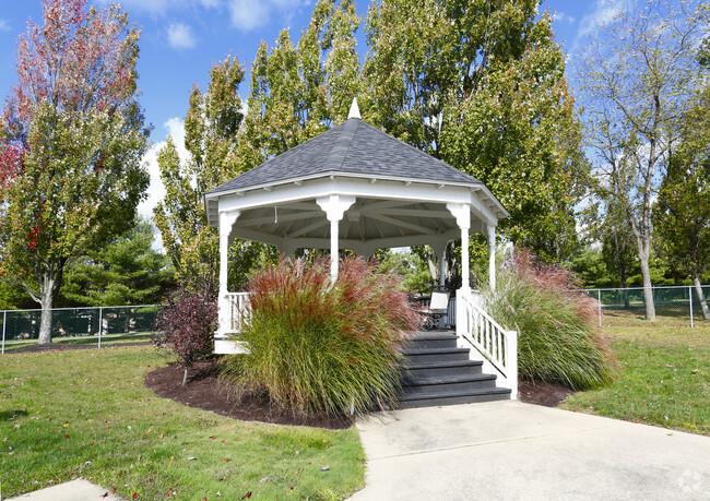 Gazebo - Laurelwood Apartments and Townhouses