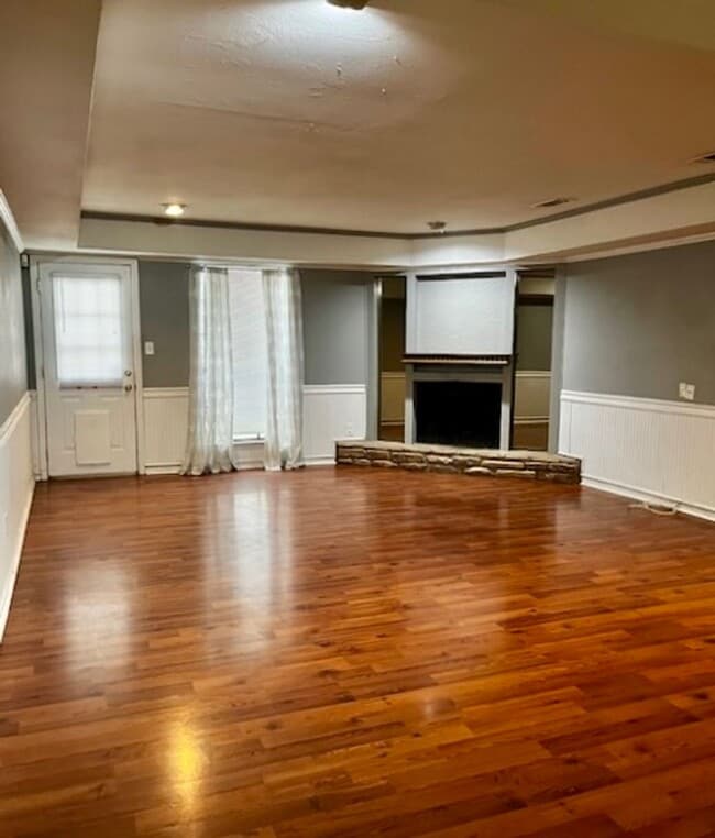 Building Photo - Big 2br/2ba house off Highland w/ slab gra...
