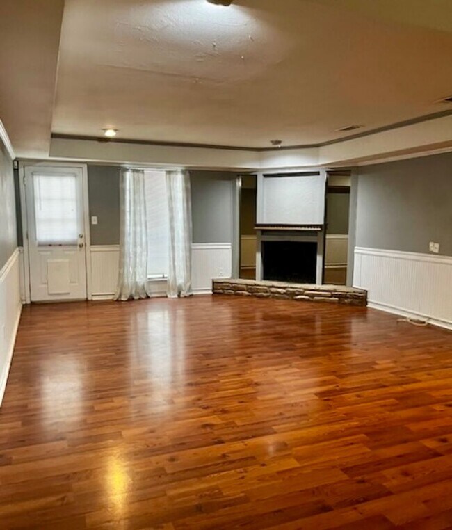 Foto del edificio - Big 2br/2ba house off Highland w/ slab gra...