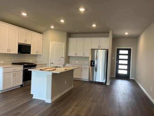 Planta abierta con electrodomésticos de marca. - 608 Easthill Dr