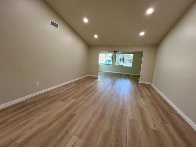 Foto del edificio - Beautiful Coronado II for Rent