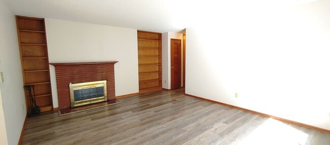 Building Photo - *$500 OFF FIRST FULL MONTH'S RENT* Charmin...