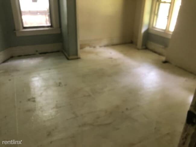 Building Photo - 3 br, 1 bath House - 105 Van Buren St