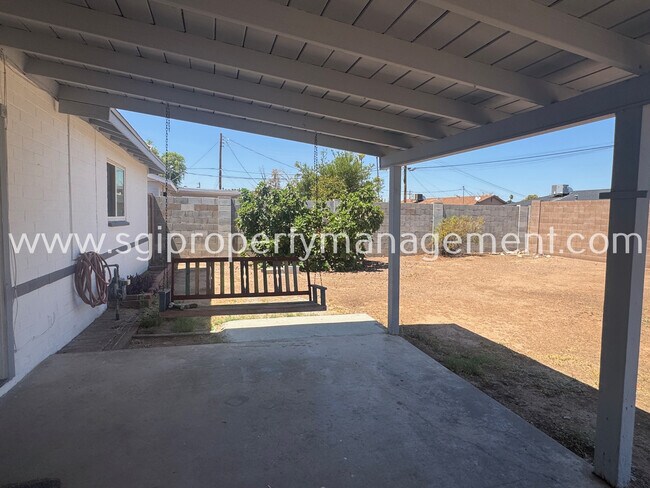 Foto del edificio - 2202 W Palmaire Ave