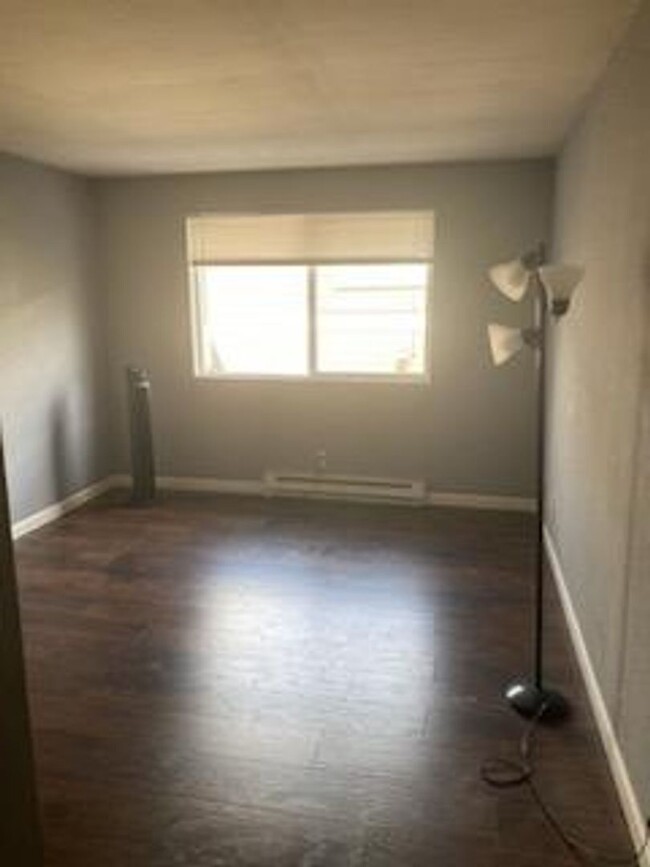 Building Photo - Updated 2BD 1.5BA townhouse in Heart of Be...