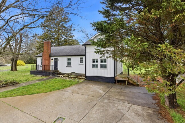 Foto del edificio - 613 Pearson Springs Rd