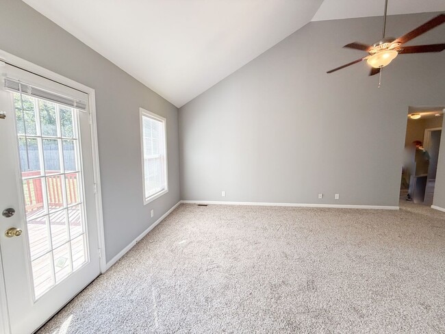 Building Photo - 3 Bedroom 2 Bathroom Home!!