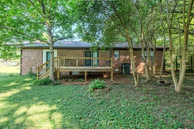 Building Photo - Proper Living in Winterville Georgia!