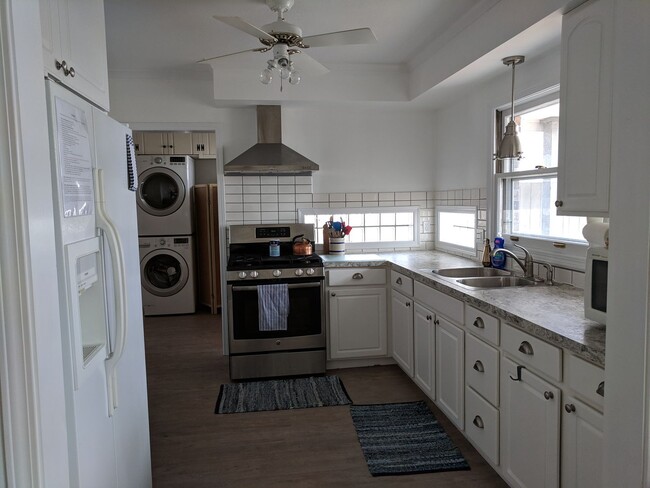 Building Photo - Fully furnished 2 bed home across from pub...