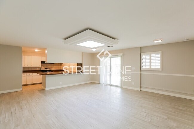 Building Photo - Spacious 4 bedroom home with a POOL in Pho...