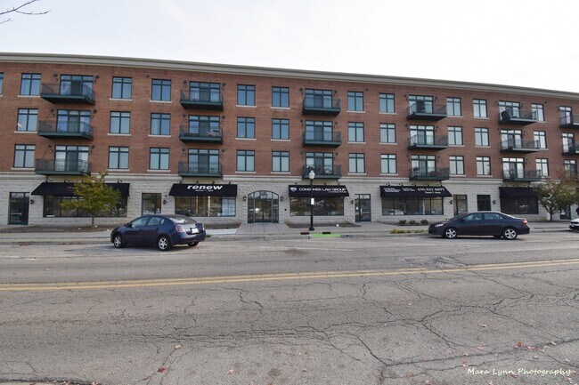 Building Photo - 160 S River St