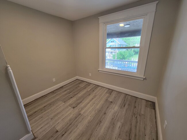 Building Photo - 3415 Woodburn Ave
