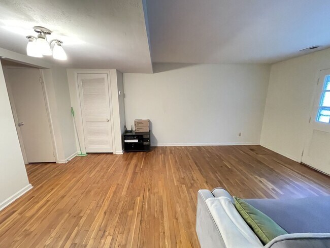 Foto del edificio - Incredible location! Fidelity Court offers comfort and convenience in the heart of Carrboro...