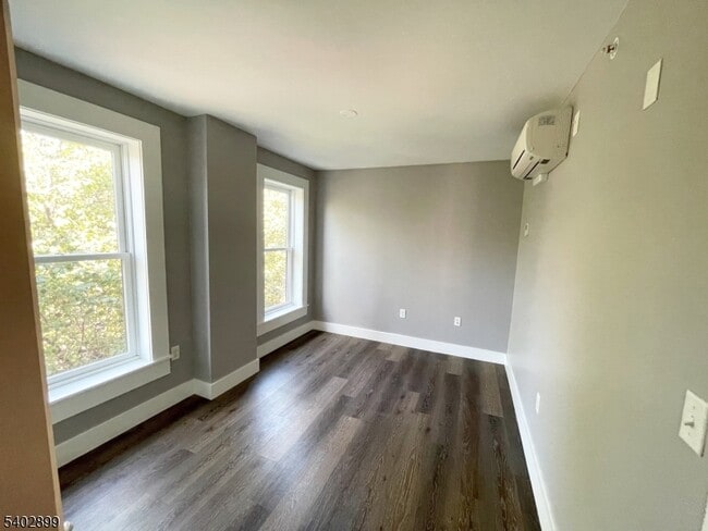 Building Photo - 58 New St