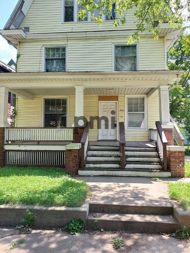 Foto principal - 250 N College St