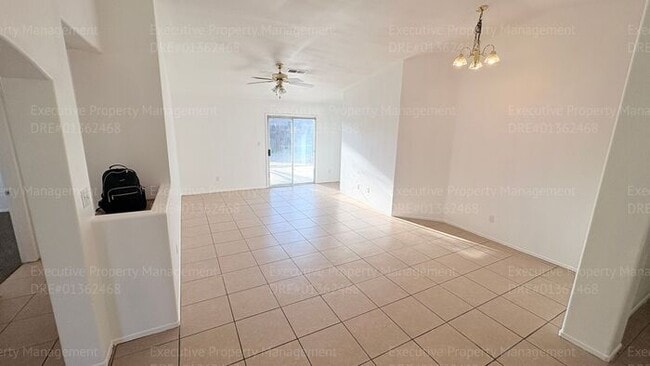Building Photo - 4 bedroom 2 bathroom home located near S. H St/ Berkshire Rd